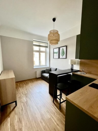 Sludinājumi. Īrei pieejams 2 istabu dzīvoklis fantastiskā vietā Rīgas centrā.  Dzīvoklis atrodas renovētā ēkā, Cena: 650 EUR/mēn Foto #2