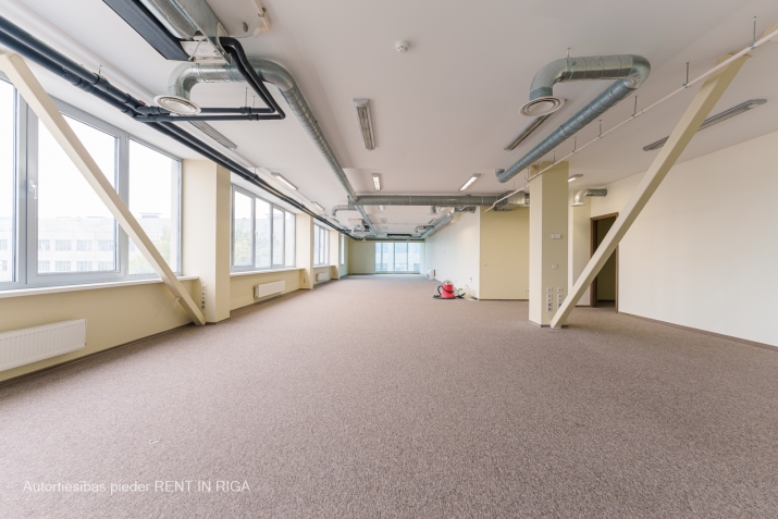 Объявление. Kravu ostas terminālis \'Port Magnat\' piedāvā nomāt atvērta tipa biroju savas ēkas 4. stāvā, ir Цена: 1246 EUR/мес. Foto #1