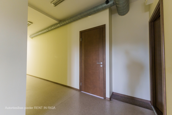 Объявление. Kravu ostas terminālis \'Port Magnat\' piedāvā nomāt atvērta tipa biroju savas ēkas 4. stāvā, ir Цена: 1246 EUR/мес. Foto #8