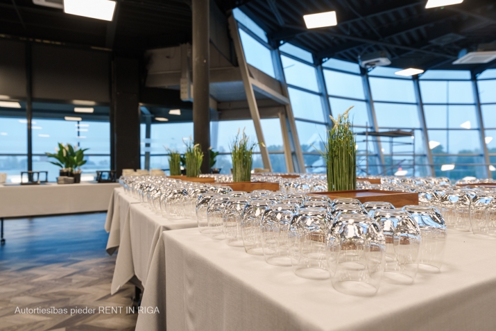 Sludinājumi. Izīrē biroju Krasta ielā. Pilnībā renovēta ēka. Biroja platība: 1400 m2; Telpas var sadalīt, var Cena: 11200 EUR/mēn Foto #7