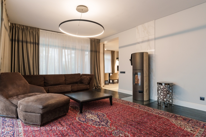 Объявление. Продается качественно построенный дом в Бебербеки. Большая терраса (25 м2). Вымощенная парковка на Цена: 320000 EUR Foto #1