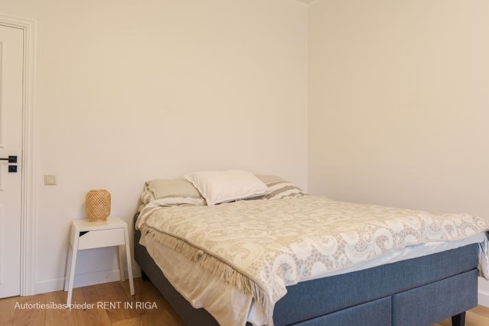 Sludinājumi. Tiek izīrēts jauns, moderns 4 -istabu dzīvoklis renovētā jūgendstila ēkā Brīvības ielā pretī Matīsa Cena: 1500 EUR/mēn Foto #9