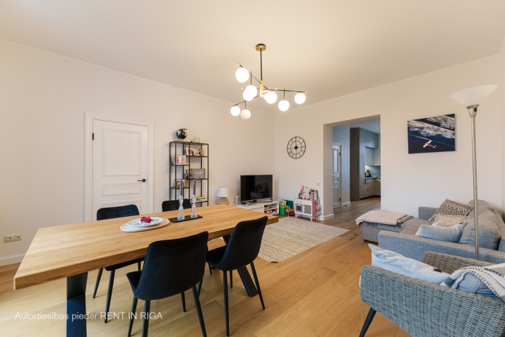 Sludinājumi. Tiek izīrēts jauns, moderns 4 -istabu dzīvoklis renovētā jūgendstila ēkā Brīvības ielā pretī Matīsa Cena: 1500 EUR/mēn Foto #4