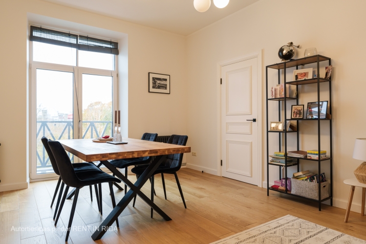 Sludinājumi. Tiek izīrēts jauns, moderns 4 -istabu dzīvoklis renovētā jūgendstila ēkā Brīvības ielā pretī Matīsa Cena: 1500 EUR/mēn Foto #3