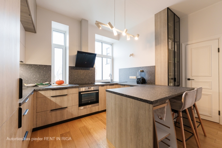 Sludinājumi. Tiek izīrēts jauns, moderns 4 -istabu dzīvoklis renovētā jūgendstila ēkā Brīvības ielā pretī Matīsa Cena: 1500 EUR/mēn Foto #6