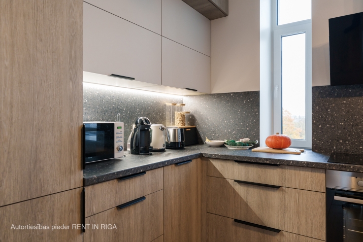 Sludinājumi. Tiek izīrēts jauns, moderns 4 -istabu dzīvoklis renovētā jūgendstila ēkā Brīvības ielā pretī Matīsa Cena: 1500 EUR/mēn Foto #7