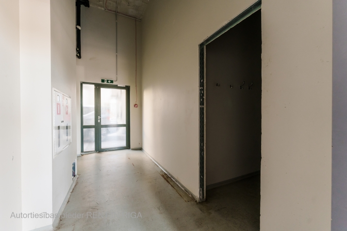 Sludinājumi. Plašas tirdzniecības telpas ar augstiem griestiem.  Īpašumam ir viena liela telpa, 4 WC telpas un 3 Cena: 1600 EUR/mēn Foto #5