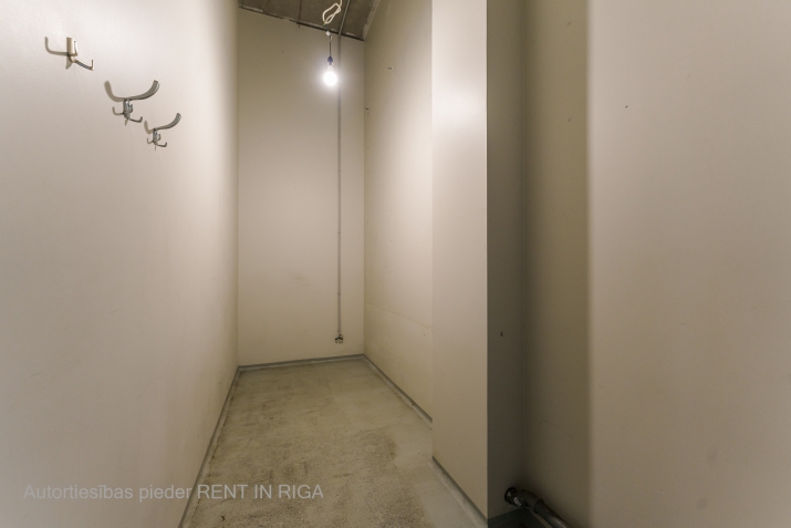 Sludinājumi. Plašas tirdzniecības telpas ar augstiem griestiem.  Īpašumam ir viena liela telpa, 4 WC telpas un 3 Cena: 1600 EUR/mēn Foto #7