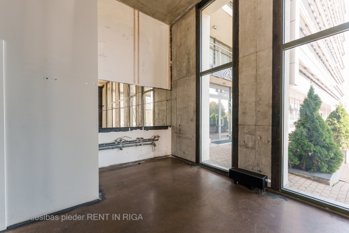 Sludinājumi. Plašas tirdzniecības telpas ar augstiem griestiem.  Īpašumam ir viena liela telpa, 4 WC telpas un 3 Cena: 1600 EUR/mēn Foto #8