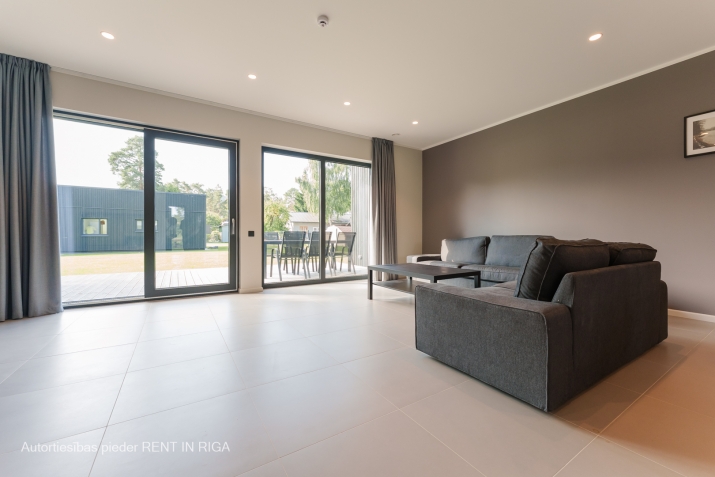 Sludinājumi. Jauna, gaumīga un energoefektīva dvīņu māja Jūrmalā.  Jūnijā cena 3000 eur, jūlijā, augustā 4000 Cena: 1400 EUR/mēn Foto #2