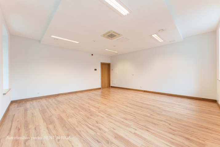 Объявление. Iznomā biroju mūsdienīgā un arhitektoniski pievilcīgā biroju ēkā centrā starp Valdemāra un Briāna Цена: 315 EUR/мес. Foto #3