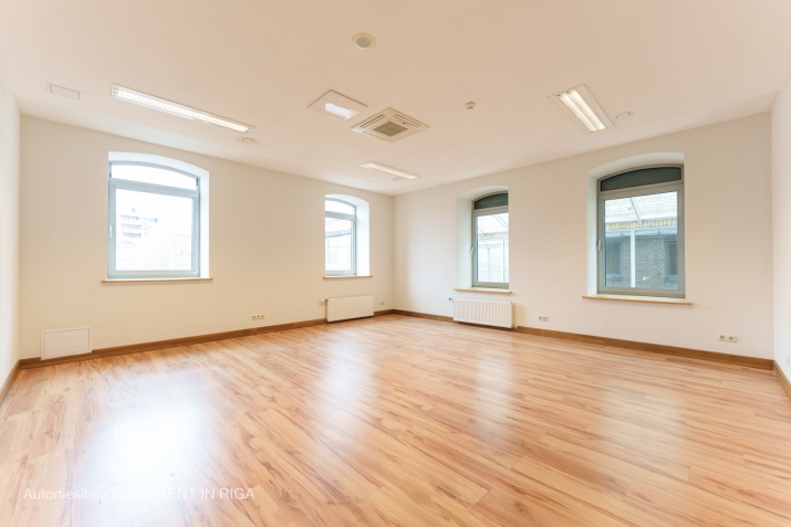 Объявление. Iznomā biroju mūsdienīgā un arhitektoniski pievilcīgā biroju ēkā centrā starp Valdemāra un Briāna Цена: 315 EUR/мес. Foto #1