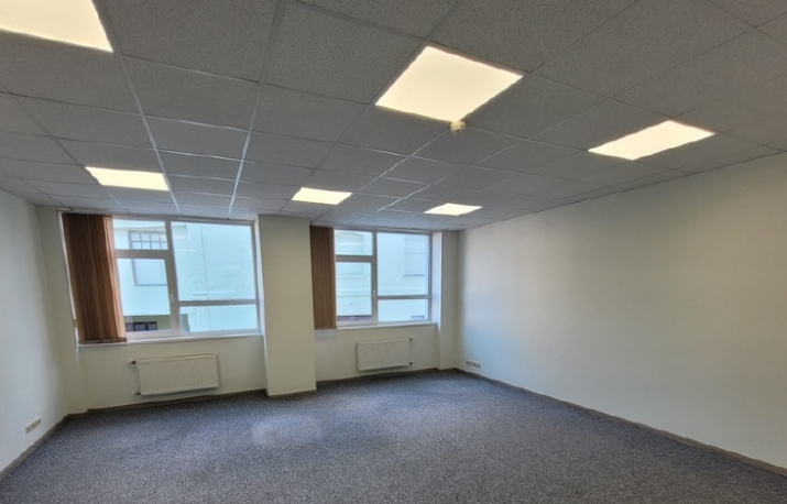 Sludinājumi. Biroja telpas biznes centrā \'Forums\'  + 1 telpa labā stāvoklī, aprīkota ar LED lampām un  Cena: 193 EUR/mēn Foto #1