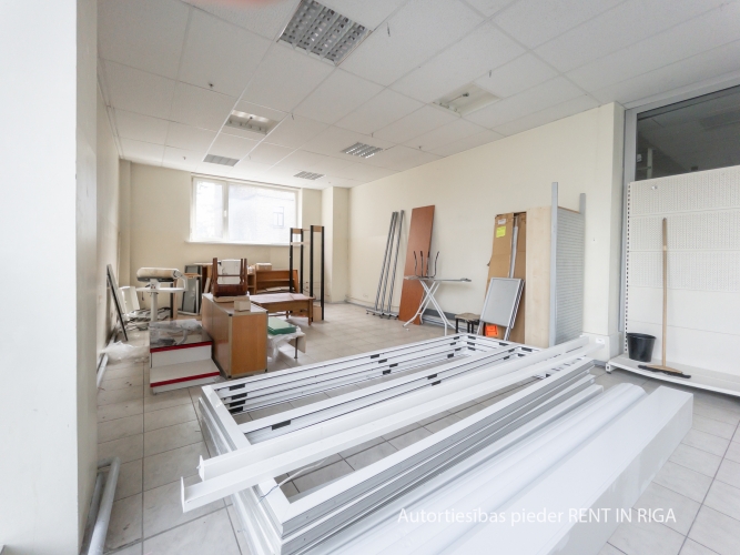 Sludinājumi. Plašas un gaišas telpas tirdzniecības centrā \'Bērnu Pasaule\' 2.stāvā.  Telpām ir atvērta tipa Cena: 1700 EUR/mēn Foto #7