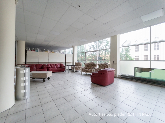 Sludinājumi. Plašas un gaišas telpas tirdzniecības centrā \'Bērnu Pasaule\' 2.stāvā.  Telpām ir atvērta tipa Cena: 1700 EUR/mēn Foto #8