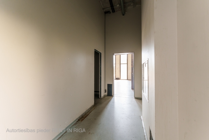 Sludinājumi. Plašas tirdzniecības telpas ar augstiem griestiem.  Īpašumam ir viena liela telpa, 4 WC telpas un 3 Cena: 270000 EUR Foto #6