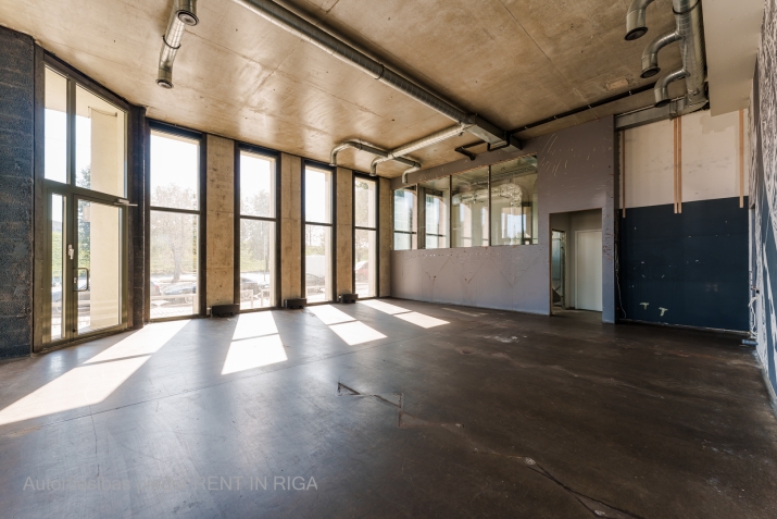 Sludinājumi. Plašas tirdzniecības telpas ar augstiem griestiem.  Īpašumam ir viena liela telpa, 4 WC telpas un 3 Cena: 270000 EUR Foto #3