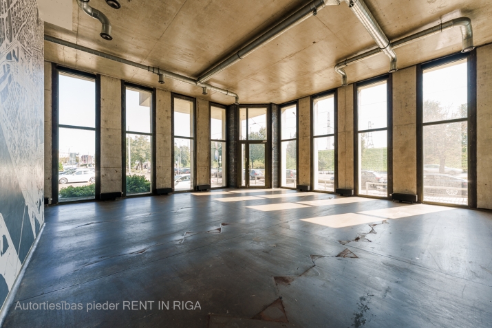 Sludinājumi. Plašas tirdzniecības telpas ar augstiem griestiem.  Īpašumam ir viena liela telpa, 4 WC telpas un 3 Cena: 270000 EUR Foto #1