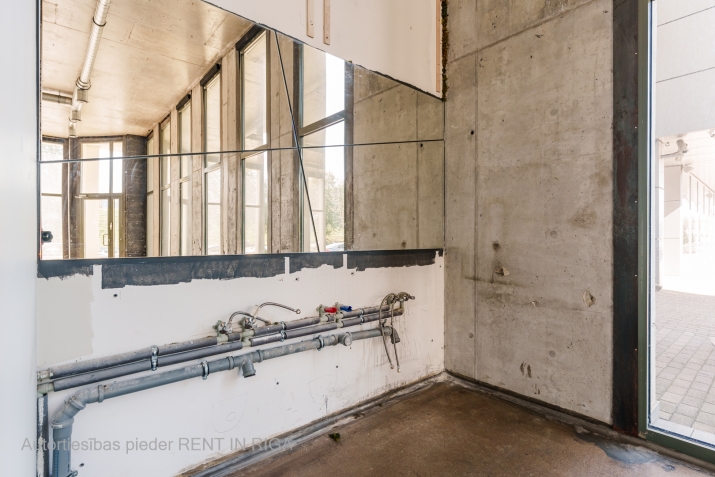 Sludinājumi. Plašas tirdzniecības telpas ar augstiem griestiem.  Īpašumam ir viena liela telpa, 4 WC telpas un 3 Cena: 270000 EUR Foto #9