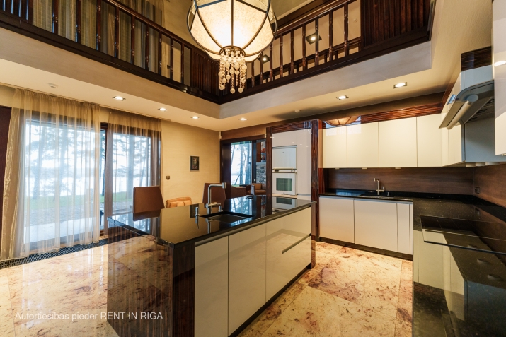 Sludinājumi. Jūrmalā tiek izīrēta plaša, mājīga ģimenes rezidence ar savu SPA pašā Lielupes krastā. Šis īpašums Cena: 15000 EUR/mēn Foto #9