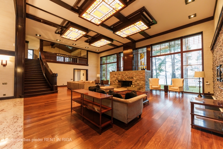 Sludinājumi. Jūrmalā tiek izīrēta plaša, mājīga ģimenes rezidence ar savu SPA pašā Lielupes krastā. Šis īpašums Cena: 15000 EUR/mēn Foto #1