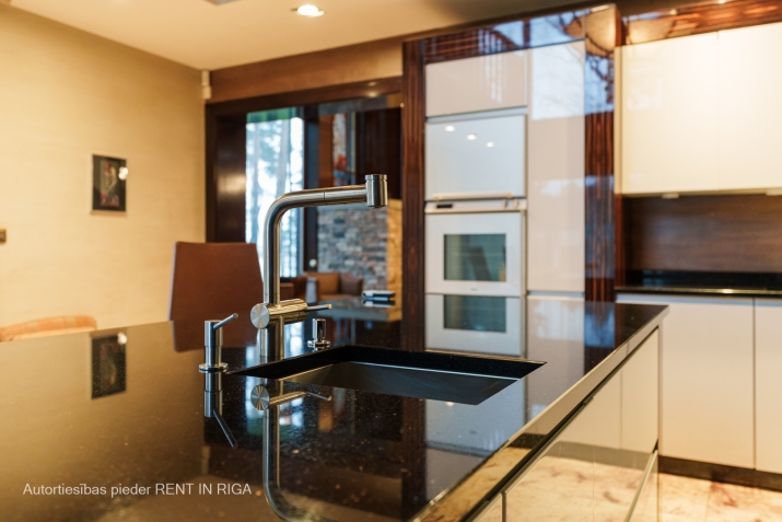 Sludinājumi. Jūrmalā tiek izīrēta plaša, mājīga ģimenes rezidence ar savu SPA pašā Lielupes krastā. Šis īpašums Cena: 15000 EUR/mēn Foto #7