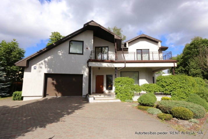 Объявление. Просторный светлый дом в аренду на длительный срок.  4 спальни на втором этаже, Цена: 550000 EUR Foto #1