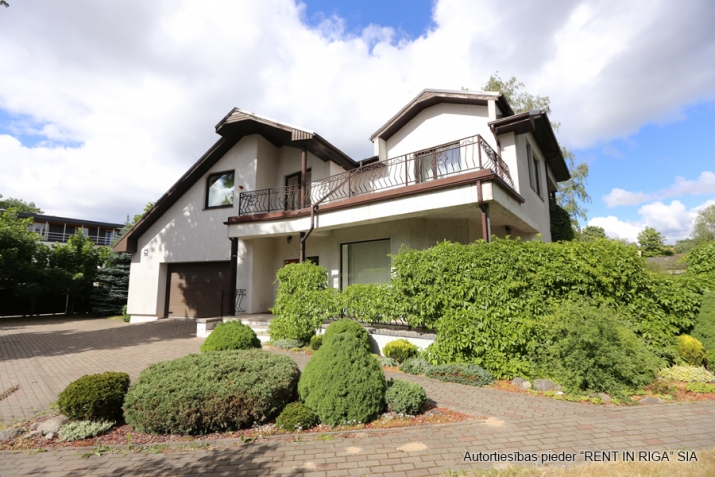 Объявление. Просторный светлый дом в аренду на длительный срок.  4 спальни на втором этаже, Цена: 550000 EUR Foto #2