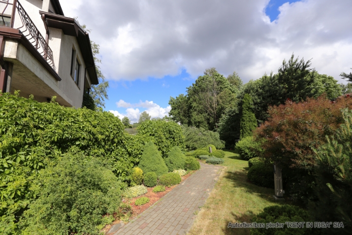 Объявление. Просторный светлый дом в аренду на длительный срок.  4 спальни на втором этаже, Цена: 550000 EUR Foto #3