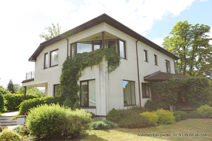 Объявление. Просторный светлый дом в аренду на длительный срок.  4 спальни на втором этаже, Цена: 550000 EUR Foto #4