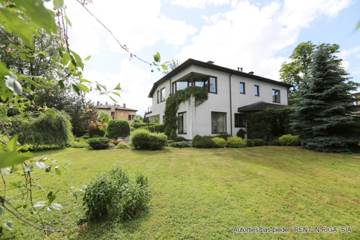 Объявление. Просторный светлый дом в аренду на длительный срок.  4 спальни на втором этаже, Цена: 550000 EUR Foto #5