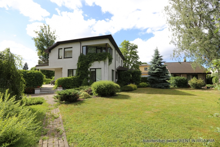 Объявление. Просторный светлый дом в аренду на длительный срок.  4 спальни на втором этаже, Цена: 550000 EUR Foto #6