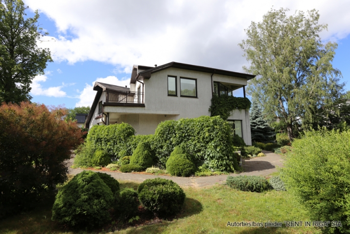 Объявление. Просторный светлый дом в аренду на длительный срок.  4 спальни на втором этаже, Цена: 550000 EUR Foto #8