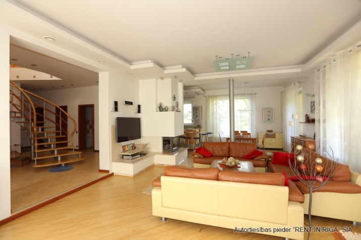 Объявление. Просторный светлый дом в аренду на длительный срок.  4 спальни на втором этаже, Цена: 550000 EUR Foto #9