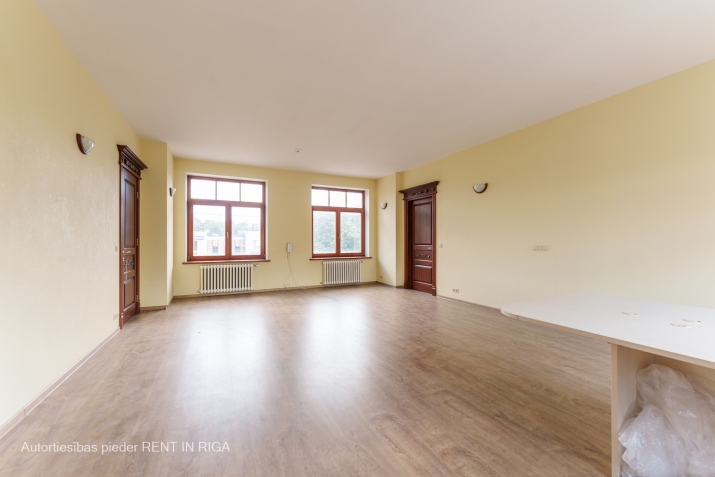 Sludinājumi. Nemēbelēts, gaišs dzīvoklis jaunā ēkā pie Āgenskalna tirgus.  Īpašums sastāv no lielās istabas, 1 Cena: 850 EUR/mēn Foto #2