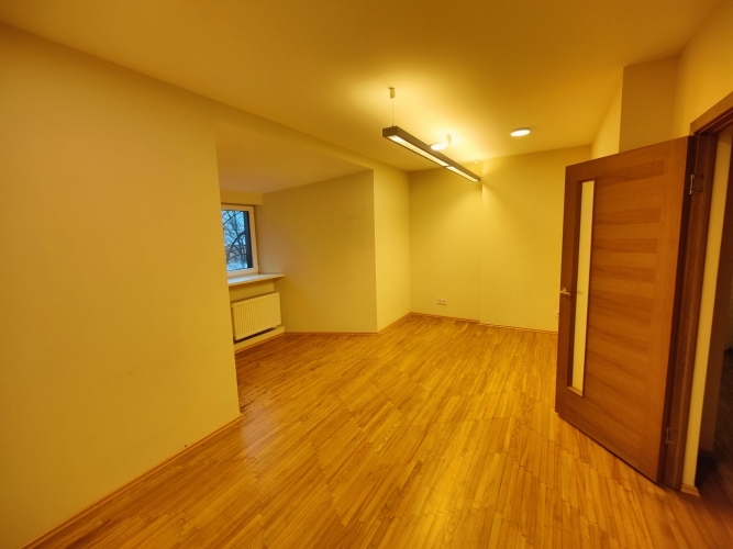 Sludinājumi. Birojs ar virtuvi un WC stratēģiski izdevīgā vietā.  Birojs sastāv no 3 telpām, no kurām 2 ir Cena: 520 EUR/mēn Foto #5