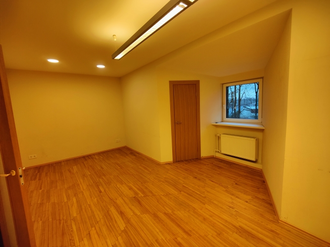 Sludinājumi. Birojs ar virtuvi un WC stratēģiski izdevīgā vietā.  Birojs sastāv no 3 telpām, no kurām 2 ir Cena: 520 EUR/mēn Foto #6