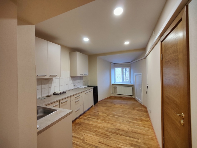 Sludinājumi. Birojs ar virtuvi un WC stratēģiski izdevīgā vietā.  Birojs sastāv no 3 telpām, no kurām 2 ir Cena: 520 EUR/mēn Foto #3