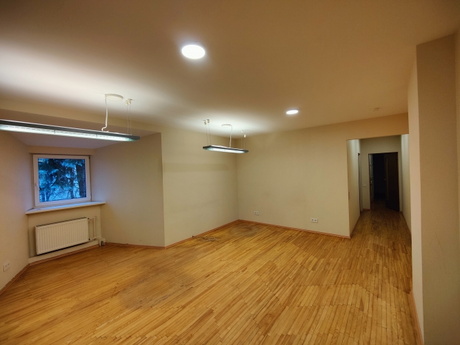 Sludinājumi. Birojs ar virtuvi un WC stratēģiski izdevīgā vietā.  Birojs sastāv no 3 telpām, no kurām 2 ir Cena: 520 EUR/mēn Foto #2