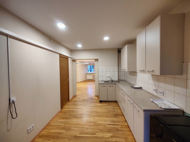 Sludinājumi. Birojs ar virtuvi un WC stratēģiski izdevīgā vietā.  Birojs sastāv no 3 telpām, no kurām 2 ir Cena: 520 EUR/mēn Foto #4