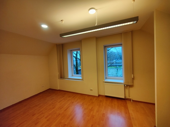 Sludinājumi. Birojs ar virtuvi un WC stratēģiski izdevīgā vietā.  Birojs sastāv no 3 telpām, no kurām 2 ir Cena: 520 EUR/mēn Foto #7