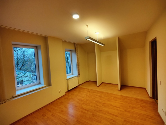 Sludinājumi. Birojs ar virtuvi un WC stratēģiski izdevīgā vietā.  Birojs sastāv no 3 telpām, no kurām 2 ir Cena: 520 EUR/mēn Foto #8