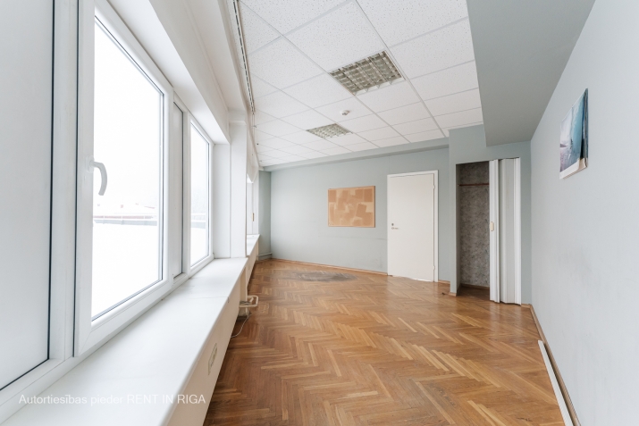 Sludinājumi. Gaišs birojs ar milzīgu terasi Ganību dambī 36.  Caurstaigājama telpa 36 kvm, izolēta trīsstūrveida Cena: 320 EUR/mēn Foto #3