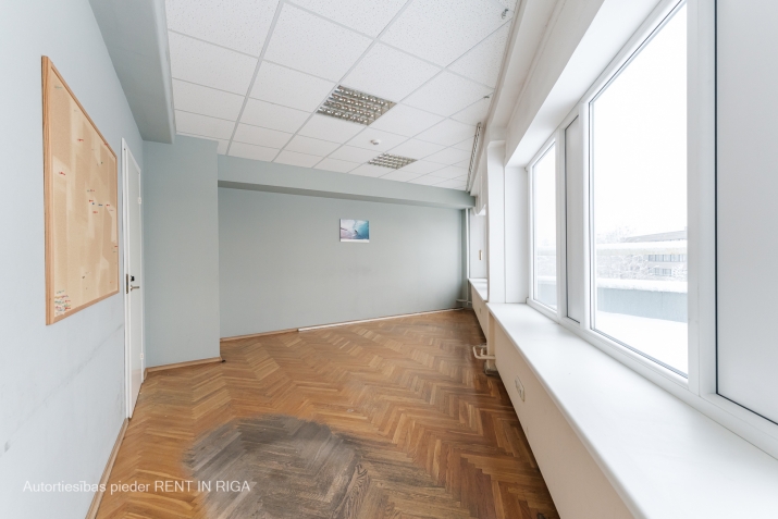 Sludinājumi. Gaišs birojs ar milzīgu terasi Ganību dambī 36.  Caurstaigājama telpa 36 kvm, izolēta trīsstūrveida Cena: 320 EUR/mēn Foto #4