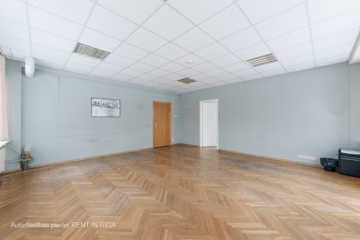 Sludinājumi. Gaišs birojs ar milzīgu terasi Ganību dambī 36.  Caurstaigājama telpa 36 kvm, izolēta trīsstūrveida Cena: 320 EUR/mēn Foto #2