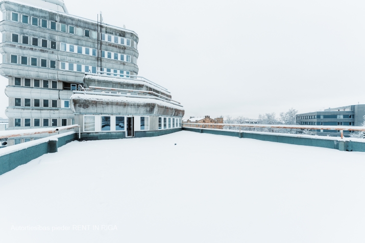 Sludinājumi. Gaišs birojs ar milzīgu terasi Ganību dambī 36.  Caurstaigājama telpa 36 kvm, izolēta trīsstūrveida Cena: 320 EUR/mēn Foto #6