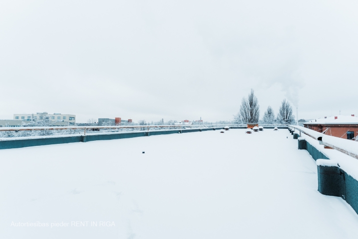 Sludinājumi. Gaišs birojs ar milzīgu terasi Ganību dambī 36.  Caurstaigājama telpa 36 kvm, izolēta trīsstūrveida Cena: 320 EUR/mēn Foto #5