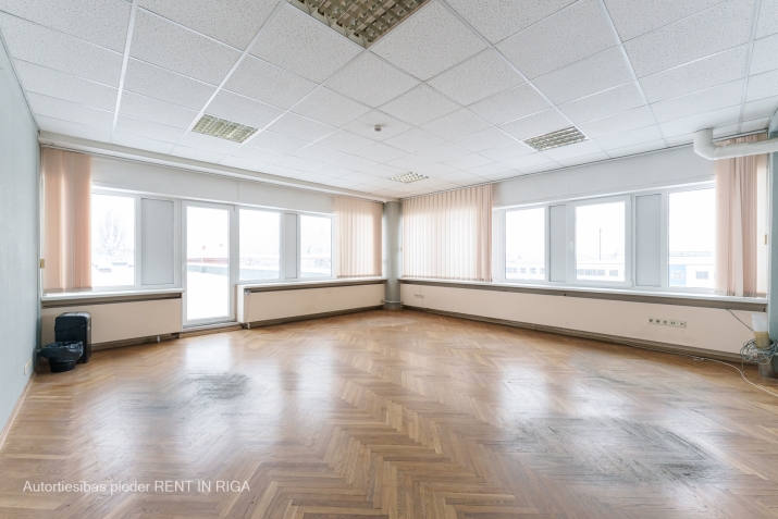 Sludinājumi. Gaišs birojs ar milzīgu terasi Ganību dambī 36.  Caurstaigājama telpa 36 kvm, izolēta trīsstūrveida Cena: 320 EUR/mēn Foto #1