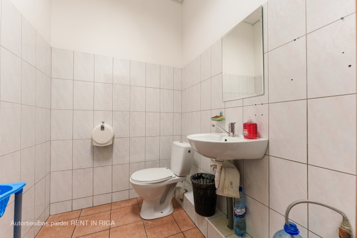 Sludinājumi. Zāle 110 kvm Ganību dambī 36.  + Viena liela telpa. + Griestu augstums 3.43 m. + Linoleja grīda. + Cena: 594 EUR/mēn Foto #4