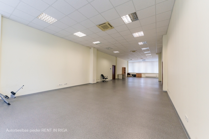 Sludinājumi. Zāle 110 kvm Ganību dambī 36.  + Viena liela telpa. + Griestu augstums 3.43 m. + Linoleja grīda. + Cena: 594 EUR/mēn Foto #1